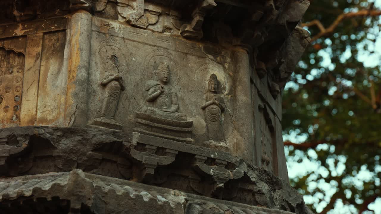 Sculture antiche in pietra del Buddha sull'esterno della pagoda cinese
