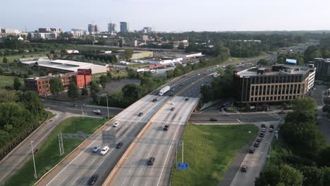 Charlotte,-North-Carolina,-Autobahnverkehr-Mit-Skyline-Im-Hintergrund-Von-Der-Luftdrohne