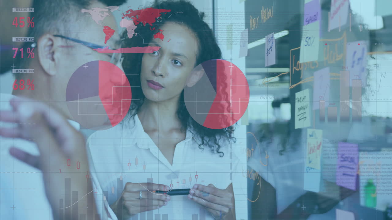 animación del procesamiento de datos financieros sobre diversas personas de negocios en la oficina