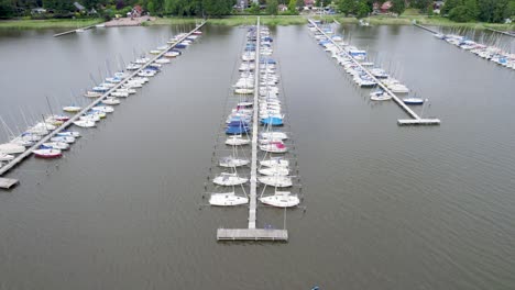 drone volando sobre el puerto de veleros steinhuder meer en mardorf, alemania