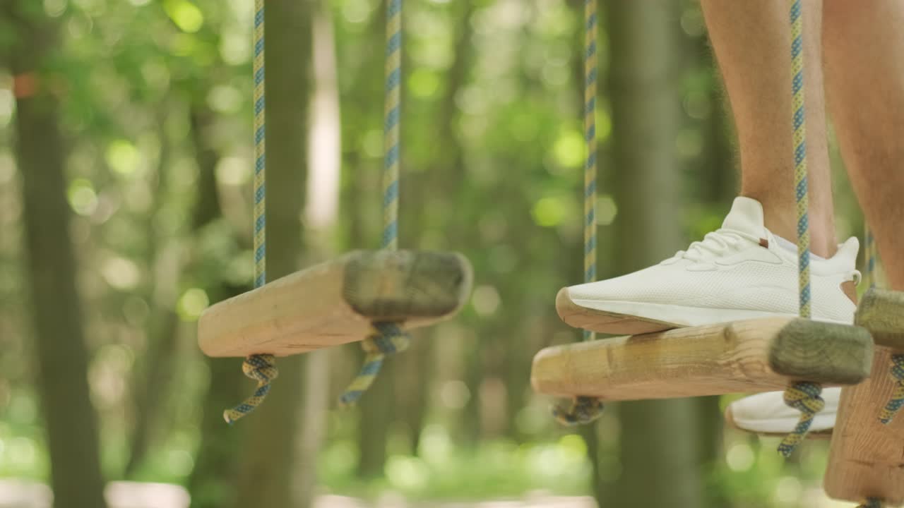 모험 등반 하이 와이어 파크 - 산 헬과 안전 장비를 입은 사람들이 코스에 있습니다.