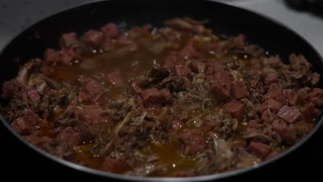 cocinar chop suey en una sartén caliente