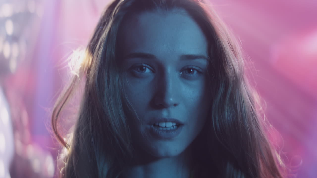 joven con luces de neón