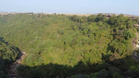 Cascada-Que-Cae-De-La-Montaña-Con-Bosques-Verdes-Y-Cielo-Plano-Por-La-Mañana-Se-Toma-Un-Video-En-Dainthlen-Falls-Cherrapunji-Meghalaya-India