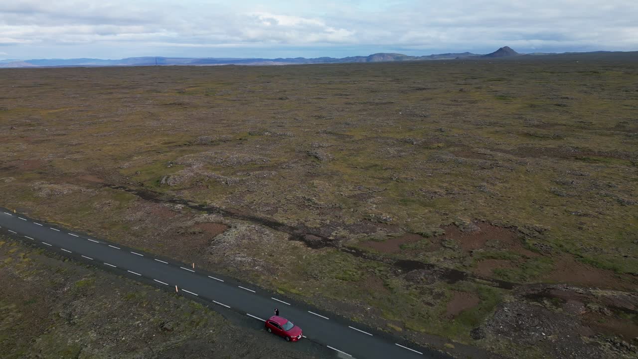 광활한 용암 으로 인  빈 시골 위를 날아다니며, 돌리 앞으로