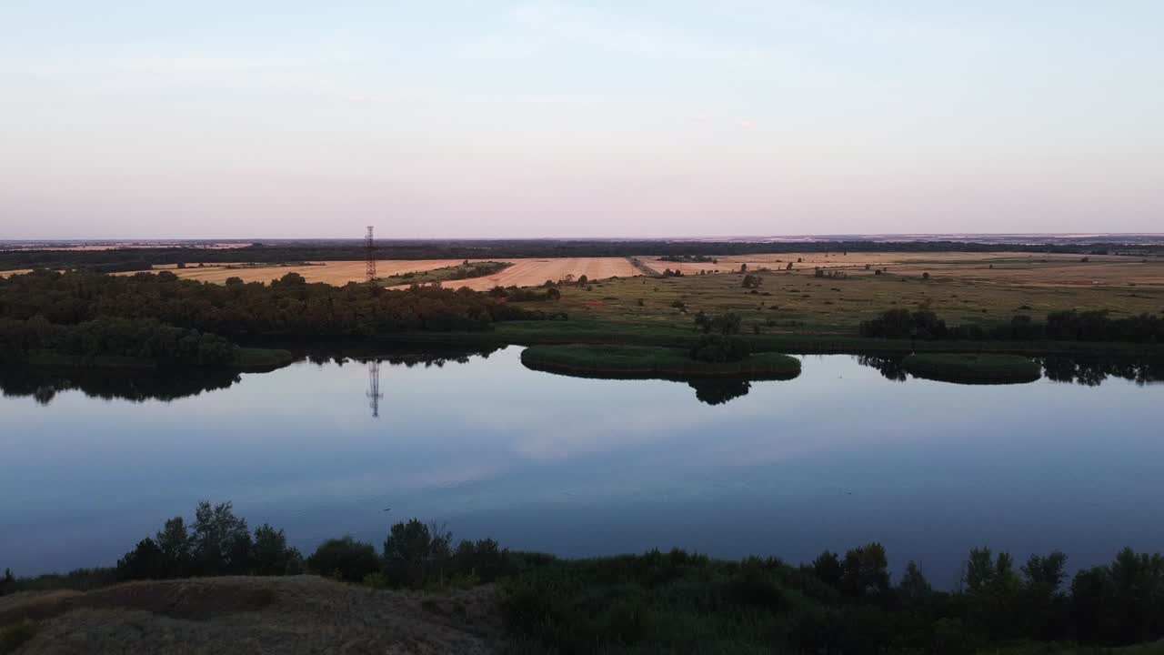 el paisaje sereno del río al anochecer