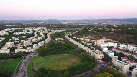 Toma-De-Drone-De-Una-Pequeña-Ciudad