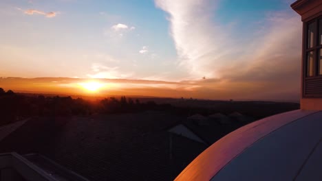 Hermosa-Toma-De-Dron-Aéreo-De-4k-Que-Se-Acerca-A-La-Puesta-De-Sol-Con-Un-Edificio-De-Estilo-De-Casa-Blanca-En-Una-Toma-En-Sandhurst,-Sandton