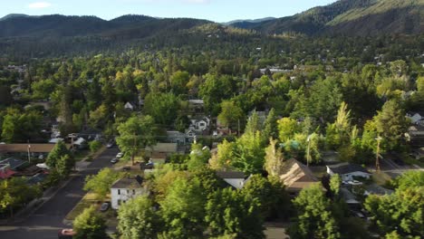 ashland, oregón, ee. uu. esta es una foto tomada con un dron del centro de la ciudad.