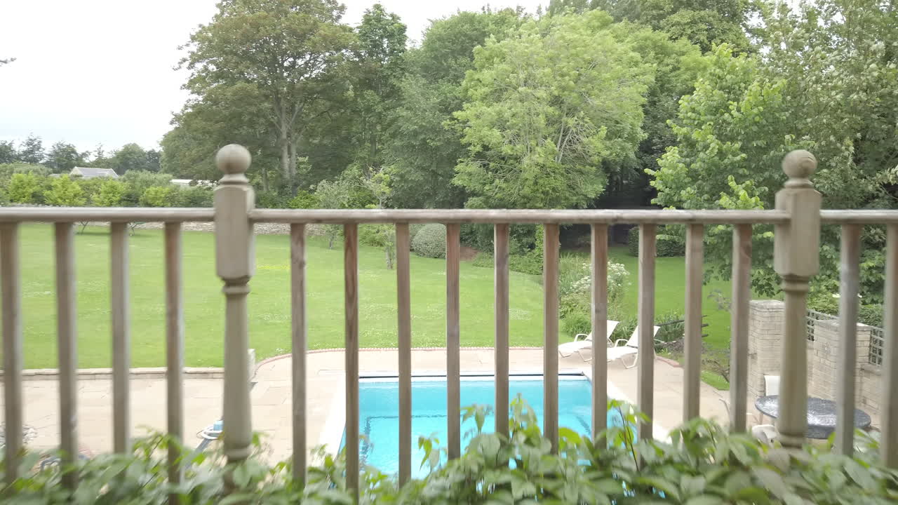 Carrellata di una moderna camera per gli ospiti con balcone e vista piscina al rallentatore