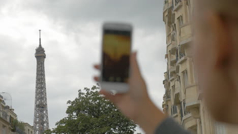 Mujer-Tomando-Una-Foto-De-Estilo-Retro-De-La-Torre-Eiffel-Con-El-Móvil