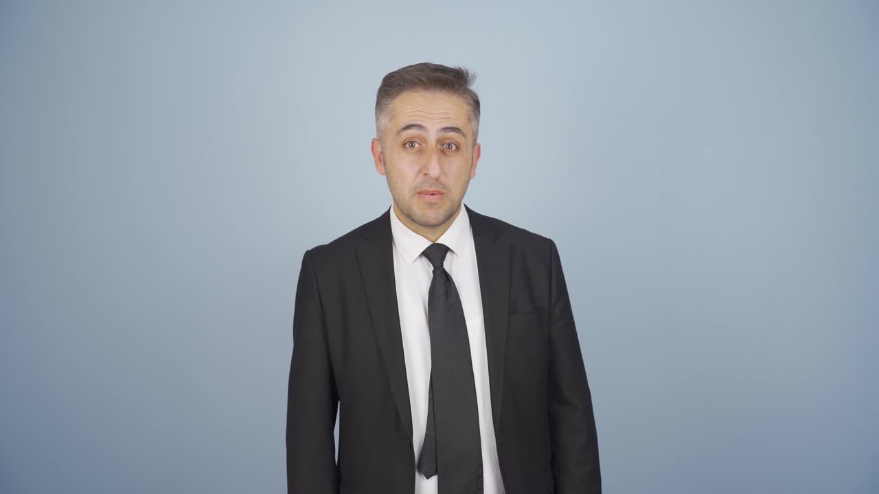 비즈니스맨이 카메라에 "아니요"라고 말합니다.