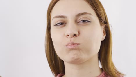 un primer plano de una mujer comiendo galletas, comiendo chocolate.