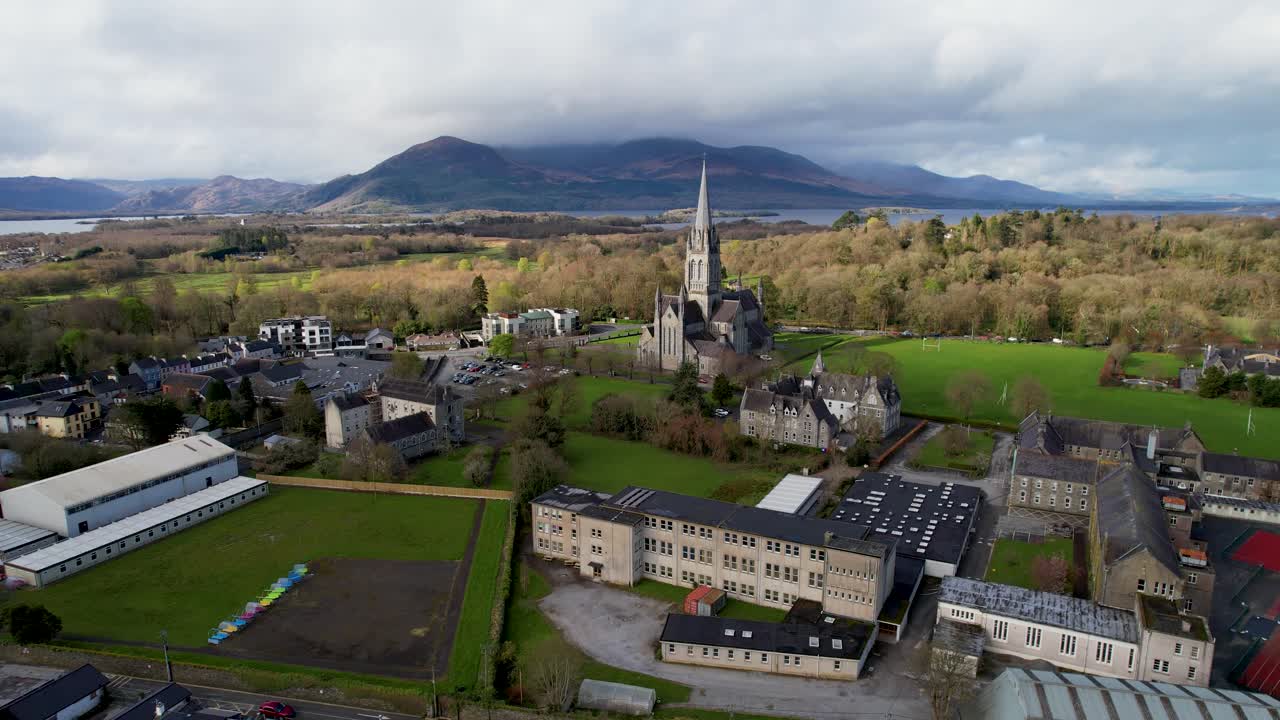 영화 속 느린 드론은 지난 st.