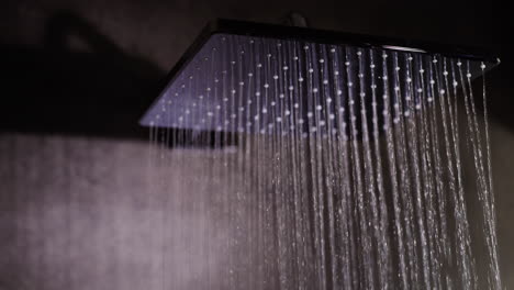 Aus-Einem-Modernen-Diffusor-Duschsystem-Strömen-Wasserstrahlen