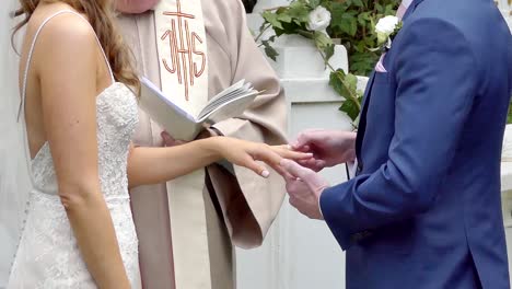 Primer-Plano-Del-Intercambio-De-Boda-O-Anillo-De-Compromiso