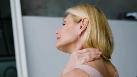 mujer haciendo su rutina de cuidado personal