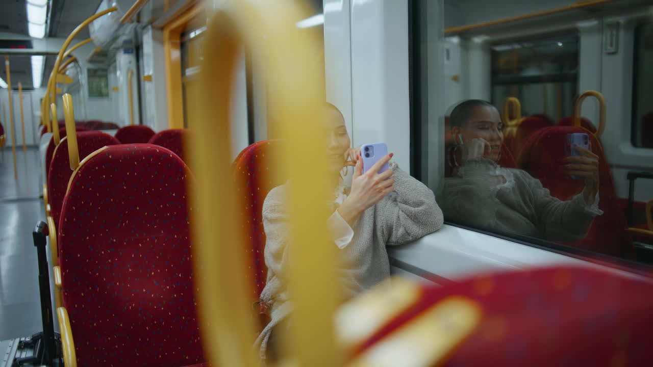 기차 에서 전화 를 사용하는 여자