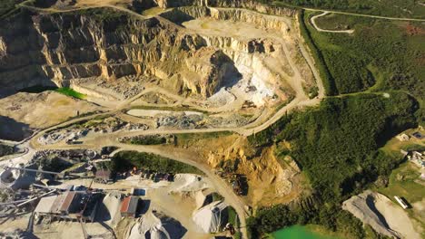 minería a cielo abierto extracción de roca de la tierra en un día soleado en castriz, españa