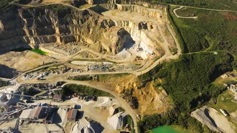 minería a cielo abierto extracción de roca de la tierra en un día soleado en castriz, españa