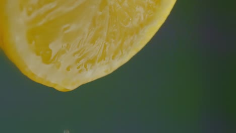 el jugo gotea del limón en rodajas