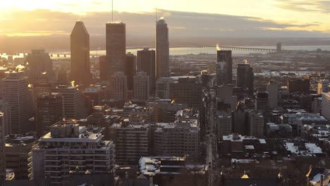 skyline der stadt montreal, städtische gebäude, morgensonnenaufgang am mont royal im winter