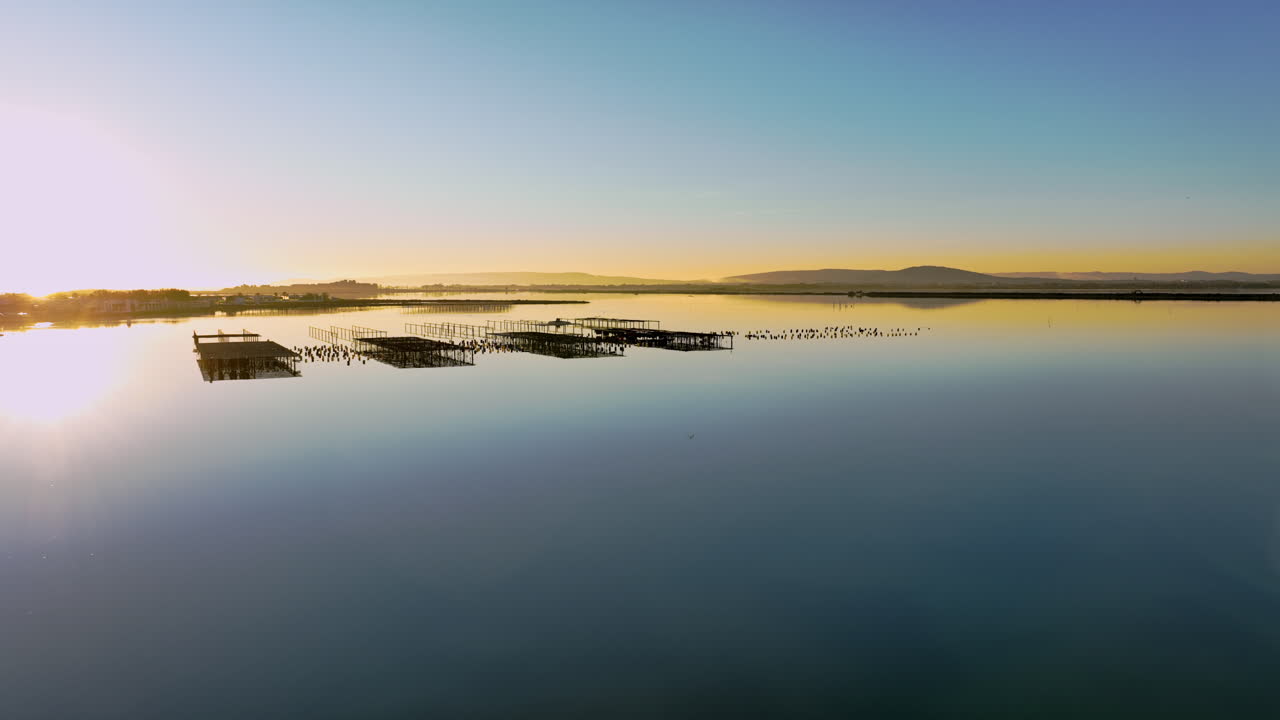 Etang de Vic'in güneşli genişliklerinin havadan görünümü