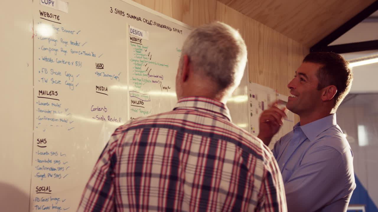 두 명의 사업가들이 이사회에 대해 함께 이야기하고 있습니다.