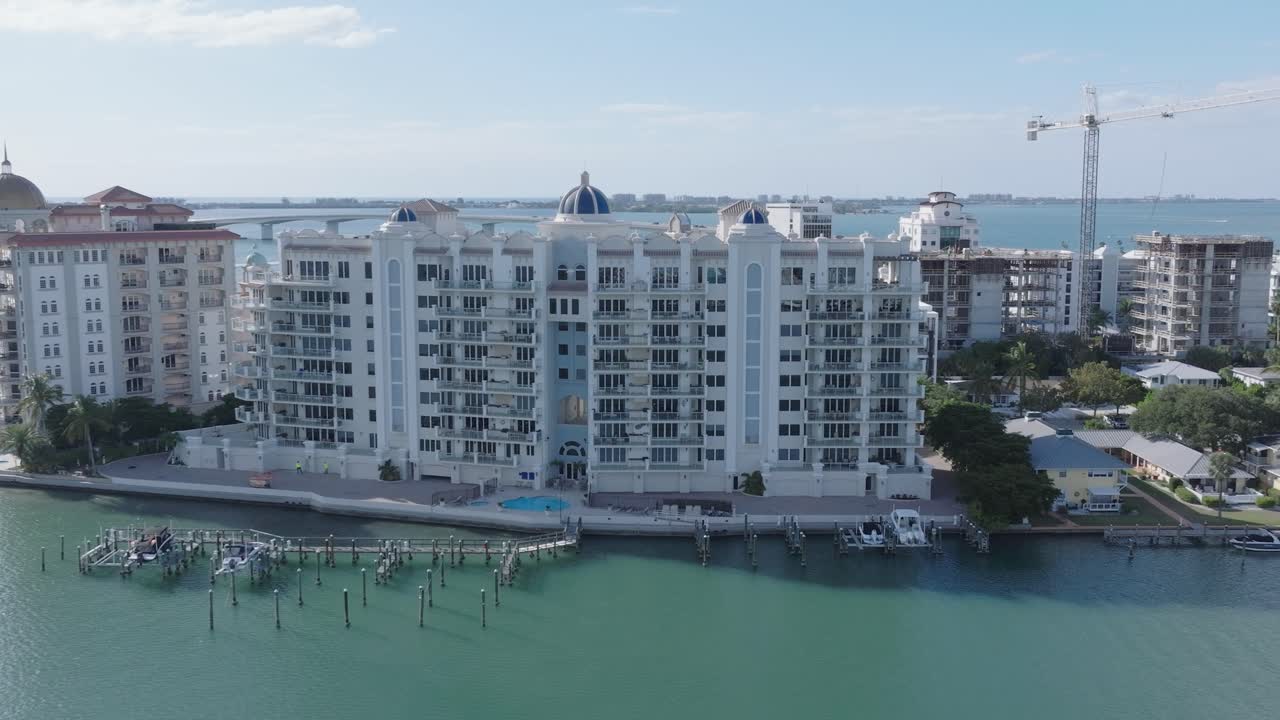 взлетай к элегантности центра города.