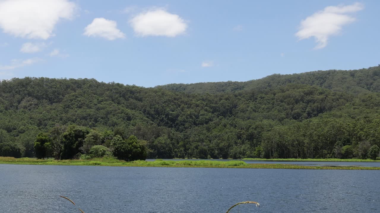 평온 한 호수 와 산 의 풍경 의 타임 스