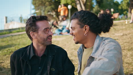 dos hombres en un parque