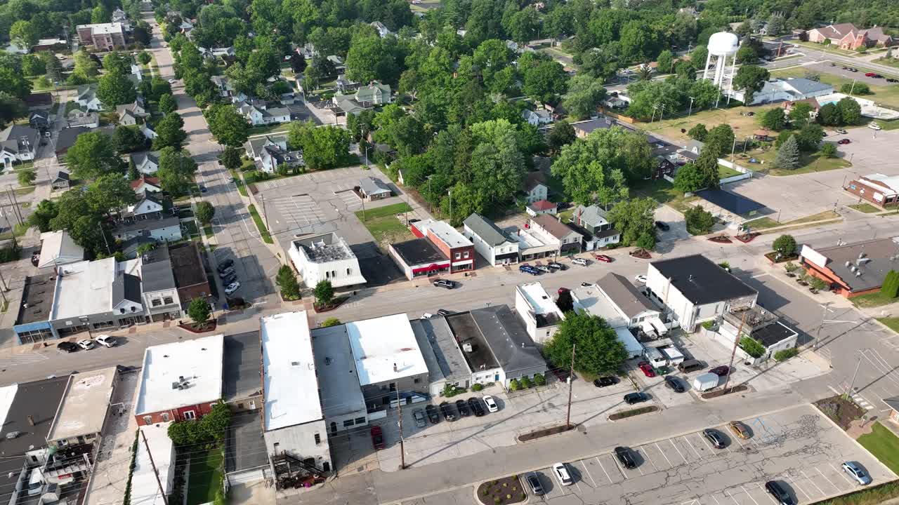 Centro de Imlay City, Míchigan, con video de dron moviéndose en círculo.