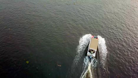 barco con pasajeros navegando en el lago tranquilo