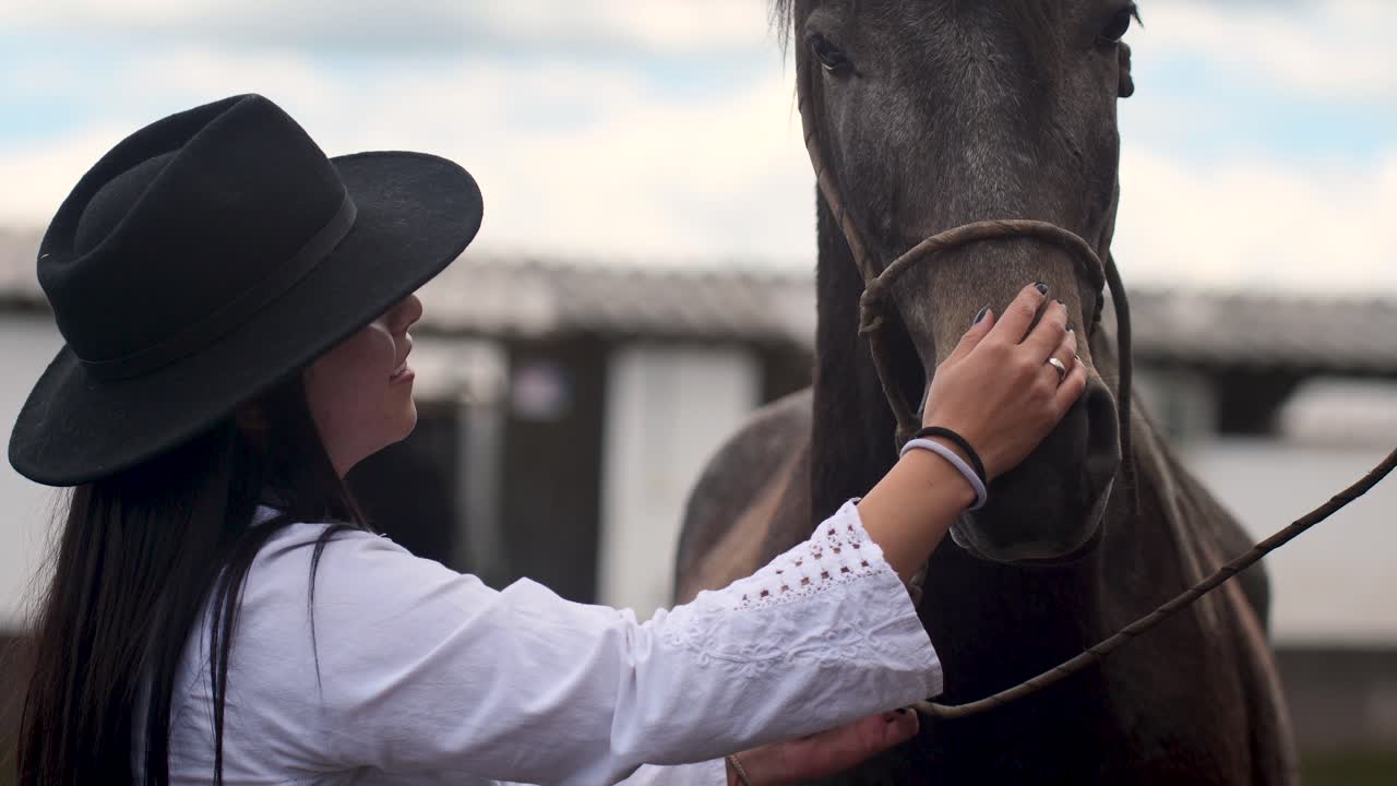 niña vaca acariciando a su hermoso caballo marrón