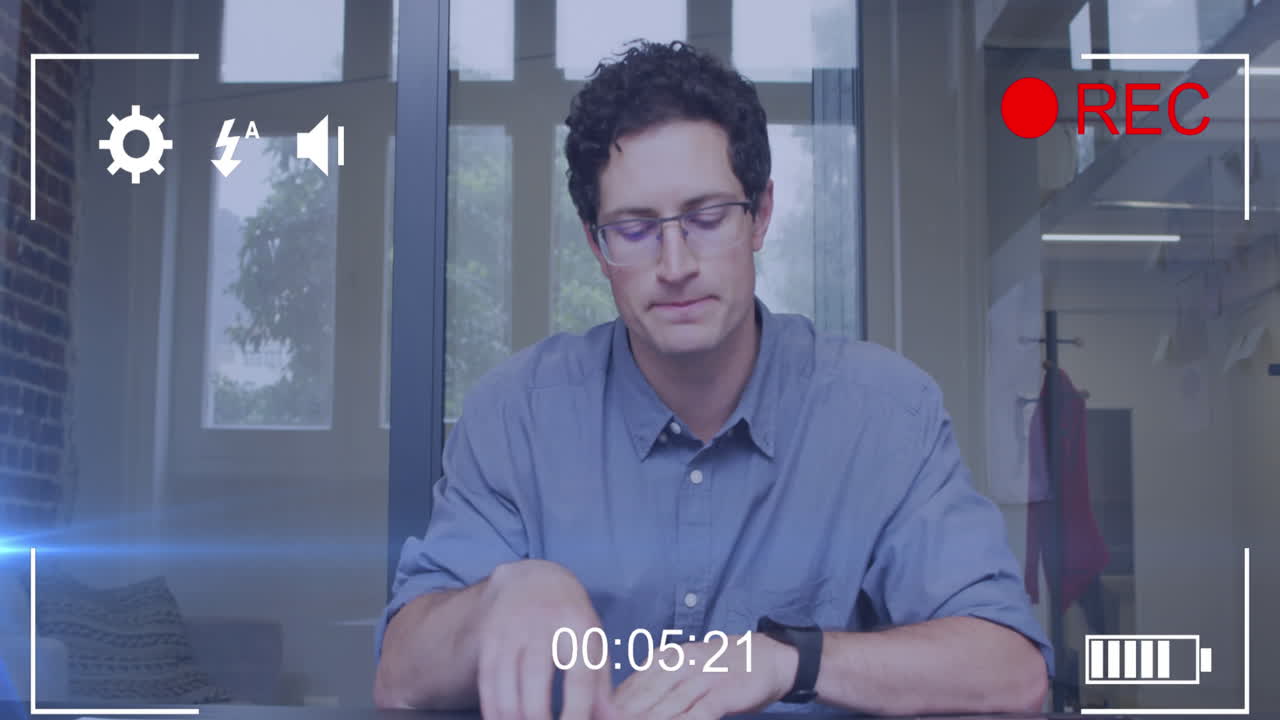 interfaz de la cámara digital contra el retrato de un hombre caucásico hablando mirando a la cámara en la oficina