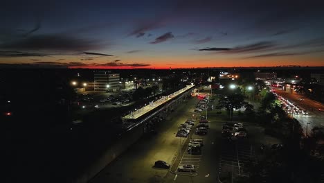 Una-Vista-Aérea-De-Un-Ferrocarril-De-Long-Island-Y-La-Autopista-Del-Amanecer-Al-Amanecer