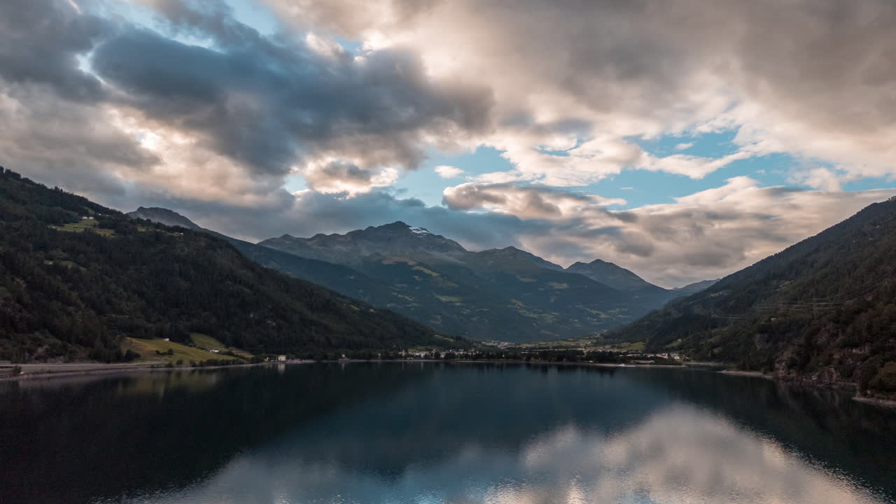 paisaje de lagos y montañas