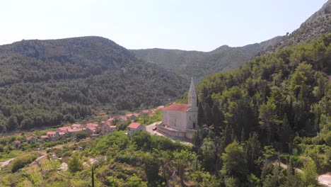 Edificio-De-La-Iglesia-En-La-Colina-En-El-Hermoso-Pueblo-Croata