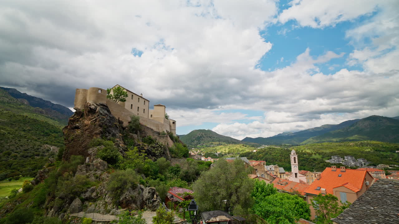 Vista panoramica della città vecchia di Corti, nell'entroterra della Corsica. Vista della fortezza che domina la città e il paesaggio verde e montuoso