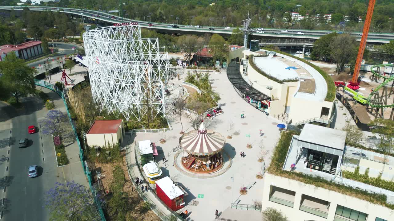 멕시코시티의 chapultepec을 드러내는 aztlán 도시 공원에 접근하는 공중 사진