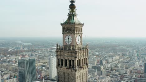 Drohnen-Umlaufbahn-Nahaufnahme-Palast-Der-Kultur-Und-Wissenschaft,-Warschau-Polen