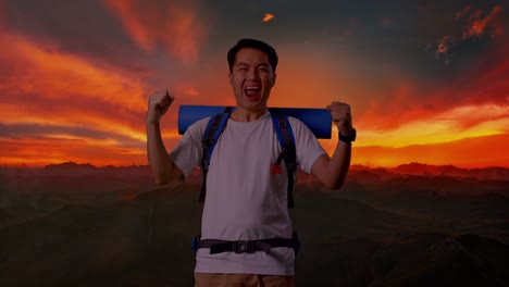 un caminante feliz al atardecer
