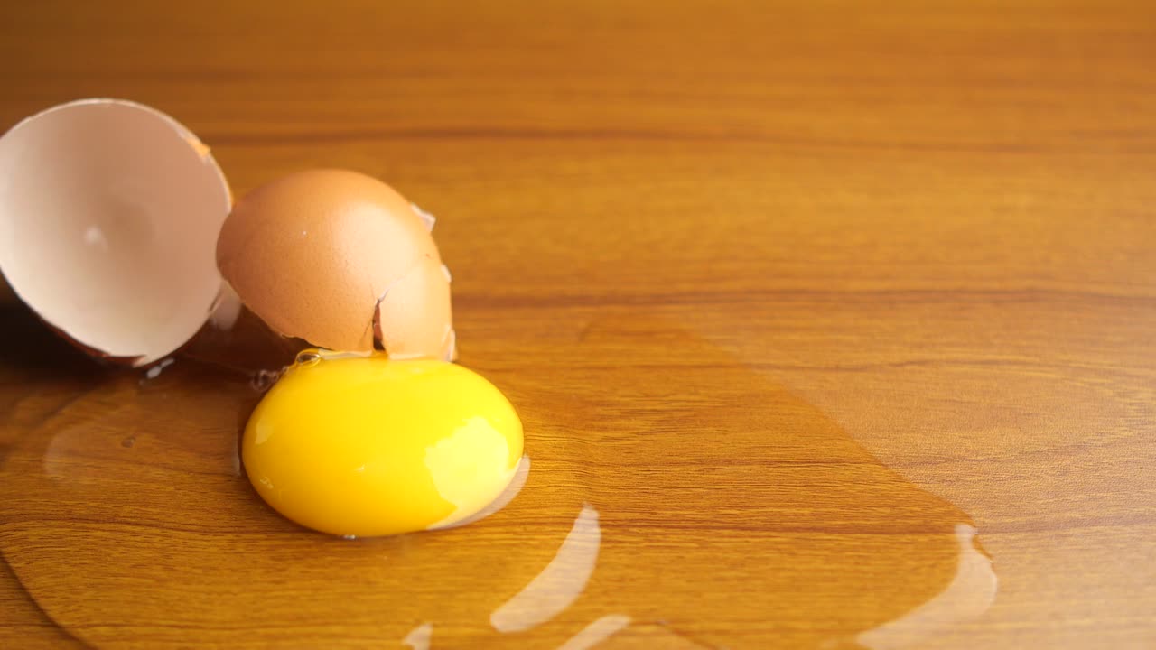 卵の黄色で割れた卵