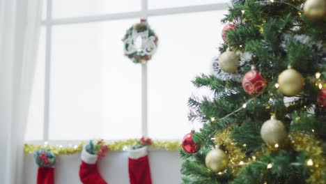 Video-Mit-Weihnachtsgrüßen,-Dekorationen,-Weihnachtsbaum,-Lichtern-Und-Weihnachtsstrümpfen-Zu-Hause