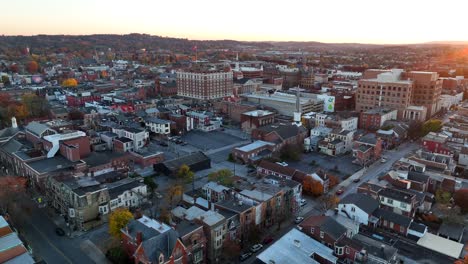 el centro de york, pensilvania durante la puesta de sol de otoño