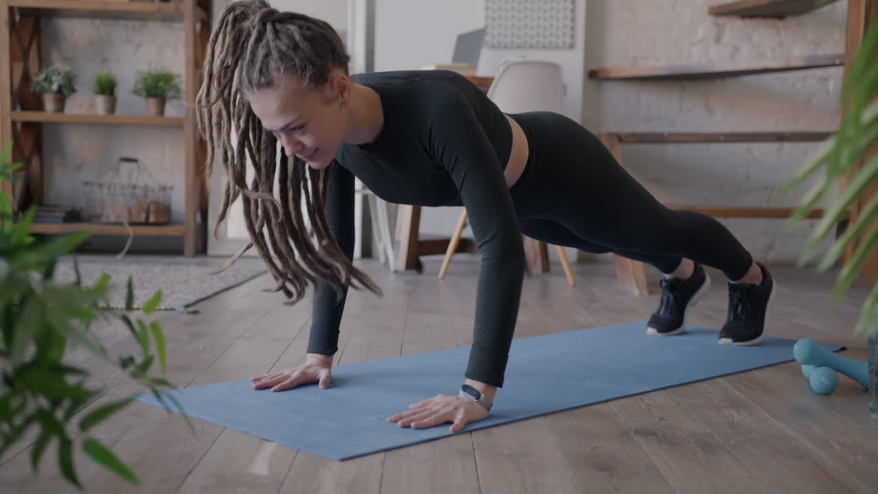 mujer haciendo flexiones en casa