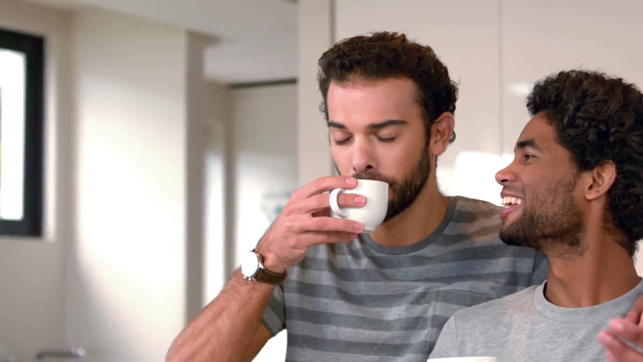 una pareja gay bebiendo una taza de café.