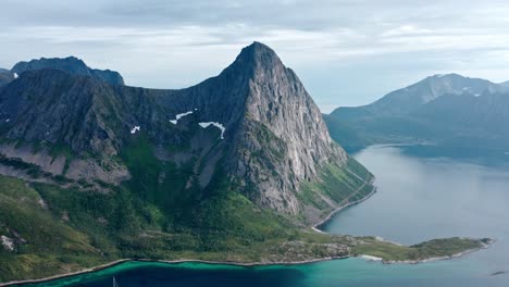 Naturaleza-Idílica-Con-Montañas-Salberget-Cerca-Del-Pueblo-De-Flakstad-En-Senja,-Noruega