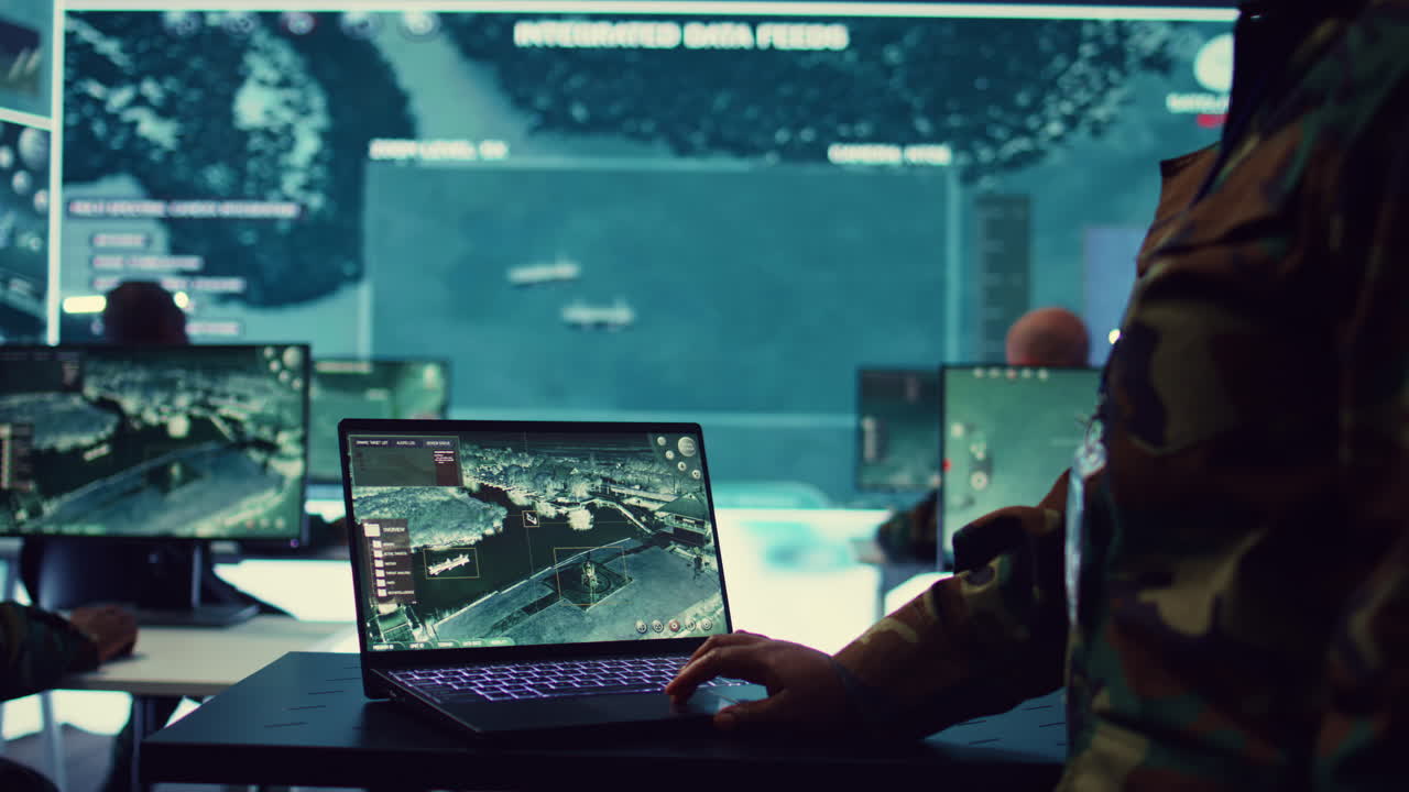 해군 작전 전문가가 해안선을 따라 선박을 조사합니다.