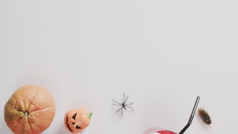 video de bebidas y decoraciones de halloween con espacio de copia en fondo blanco